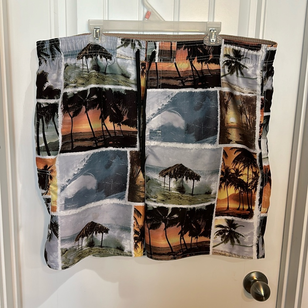 Newport Blue Island brand men’s swim trunks size XL.Cool beach theme, great cond